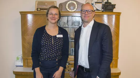 Dr. Björn Johnson und Irmgard David im Raum der Erinnerungen in der Helios Amper-Klinik Markt Indersdorf. (Foto: Helios)