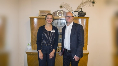 Dr. Björn Johnson und Irmgard David im Raum der Erinnerungen in der Helios Amper-Klinik Markt Indersdorf. (Foto: Helios)