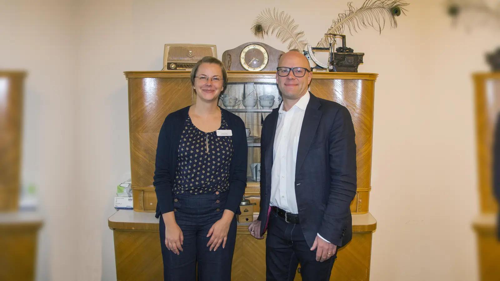 Dr. Björn Johnson und Irmgard David im Raum der Erinnerungen: Sie informieren über den Umgang mit Demenz. (Foto: Helios)