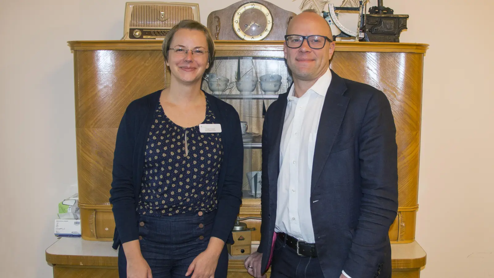 Dr. Björn Johnson und Irmgard David im Raum der Erinnerungen: Sie informieren über den Umgang mit Demenz. (Foto: Helios)