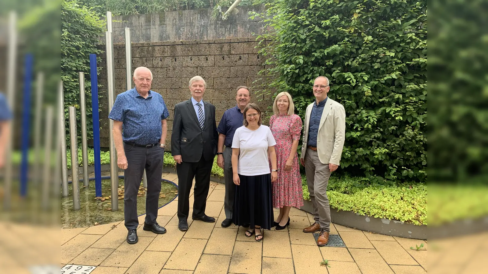 Die Stiftungsratsmitglieder (von li) Heinrich Paepke, Edfar Forster, Alfred Stelzer, Alexandra Gorges und Martin Richter. Im Vordergrund Petra Demmelhuber von der Bayerischen Krebsgesellschaft. (Foto: Gesundheitsstiftung)