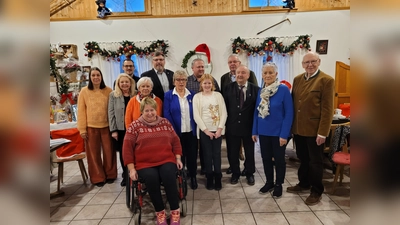 Freudiges Wiedersehen im Gartlerstüberl: Silke Stein-Rödig, Christine Unzeitig, Benjamin Markovic, Stefan Löwl, Robert Gasteiger und Thomas Höbel (hintere Reihe von li), Dagmar Krumpach, Gertrud Schmidt-Podolsky, Laura Schmidt, Horst Ullmann, Elisabeth Zimmermann und Hartmut Baumgärtner (2. Reihe von li) und Ute Tippelt (vorn). (Foto: red)