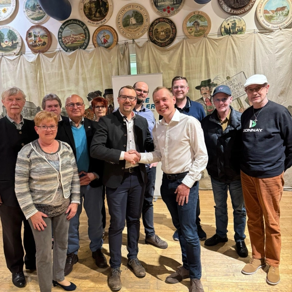 Markus Erhorn (6. v. l.) umringt von einigen seiner Mitstreiter: Dr. Edgar Forster, Brigitte Dornstädter, Horst Ernstdorfer, Werner Dornstädter, Andrea Härtl, Oberbürgermeisterkandidat Markus Erhorn, Andreas Brüstle, Kreisrat Sebastian Leiß, Anthony Hohenegger, Wolfgang Hüskes, Franz X. Polz (v. l. n. r.) (Foto: Freie Wähler Dachau)