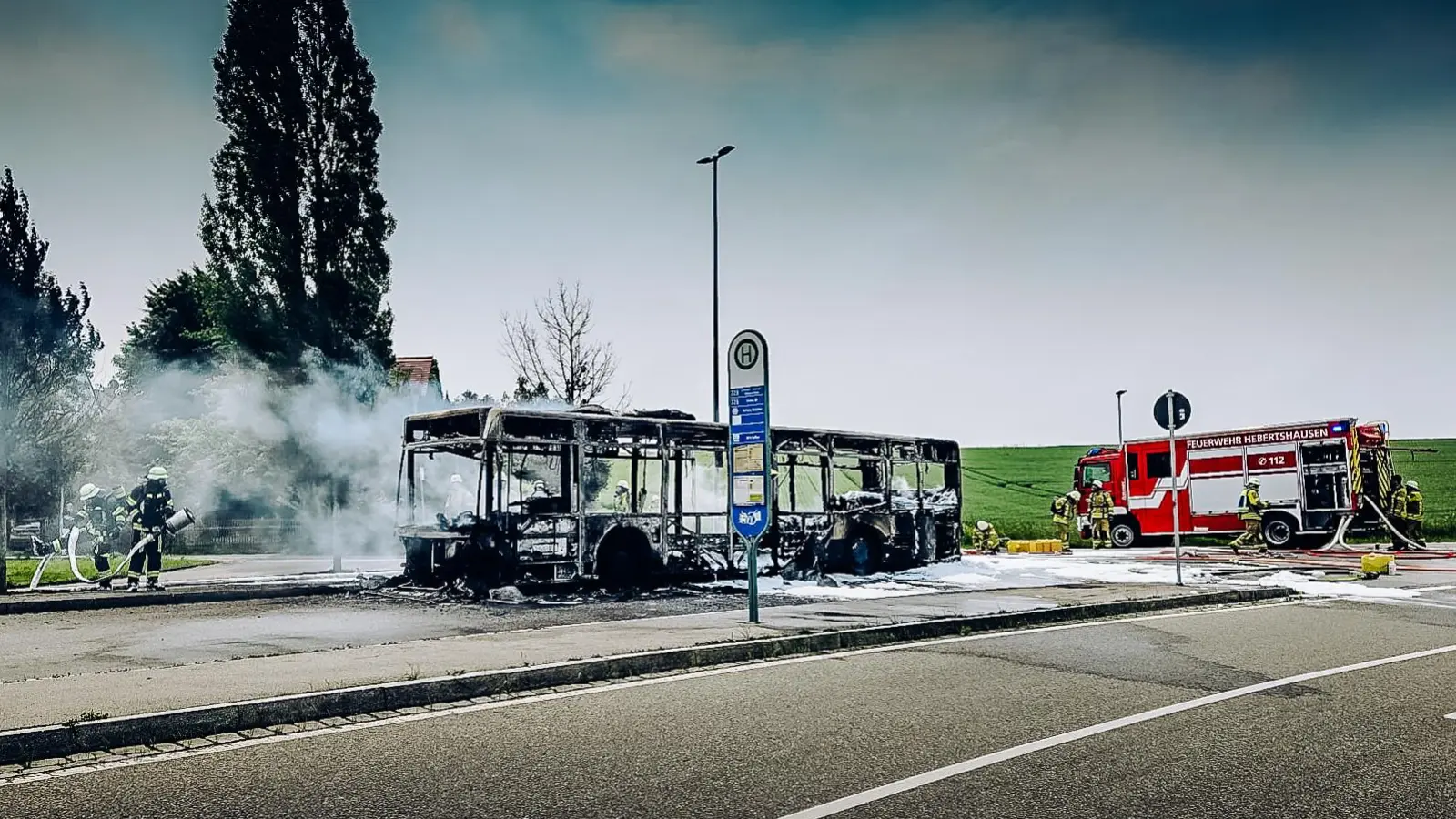 Vom Linienbus blieb nur noch ein „Gerippe” übrig. (Foto: KBI Dachau)