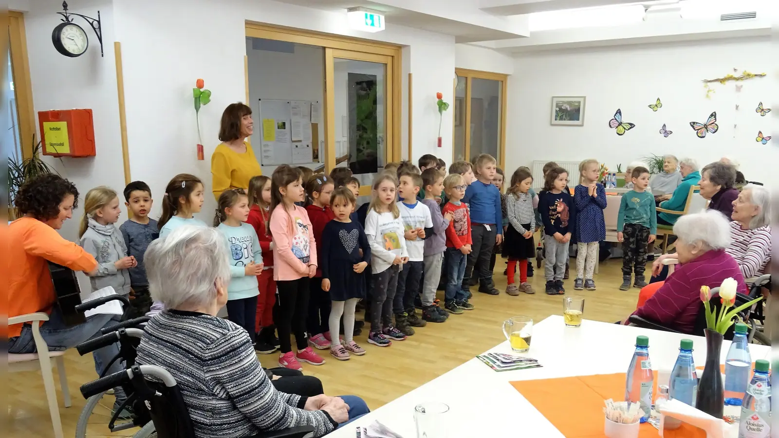 Die Kinder vom Kindergarten St. Vinzenz sind regelmäßig zu Besuch bei den Senioren. (Foto: Franziskuswerk)