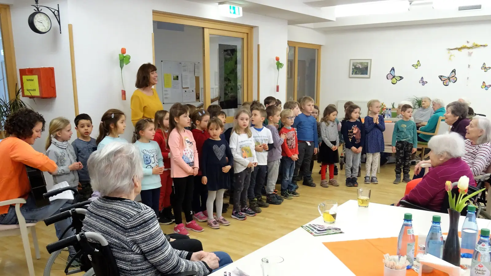 Die Kinder vom Kindergarten St. Vinzenz sind regelmäßig zu Besuch bei den Senioren. (Foto: Franziskuswerk)