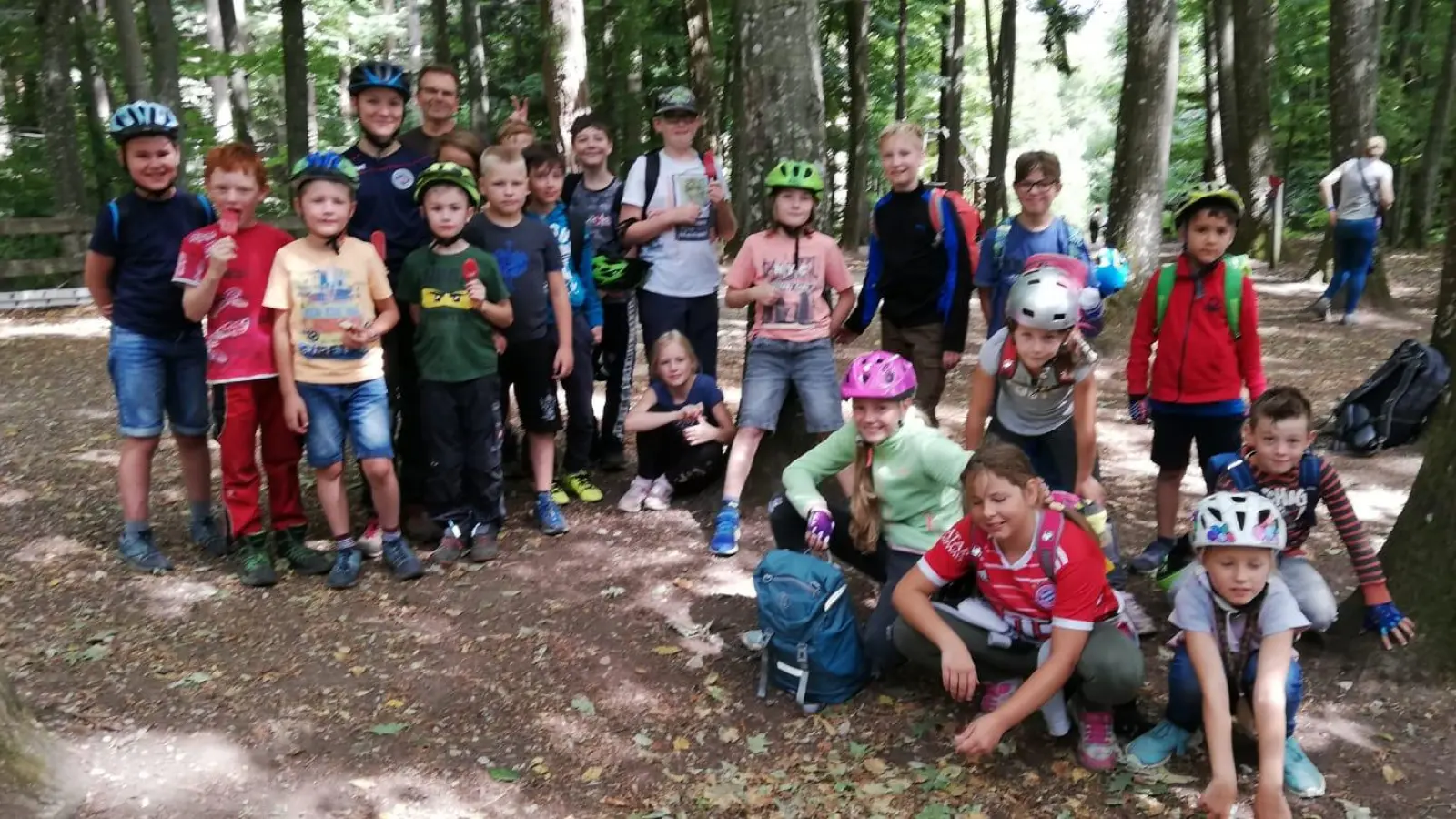 21 Mädchen und Jungen mit vier Betreuern des CSU-Ortsverbands genießen den Ausflug in den Waldkletterpark in Jetzendorf. (Foto: CSU Ortsverband)
