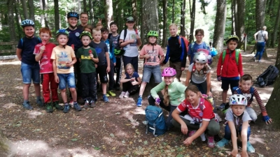 21 Mädchen und Jungen mit vier Betreuern des CSU-Ortsverbands genießen den Ausflug in den Waldkletterpark in Jetzendorf. (Foto: CSU Ortsverband)