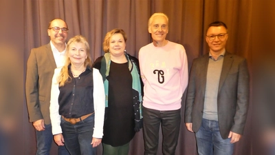 Freuen sich über eine gelungene Auftaktveranstaltung (von li) Florian Scherf (Sozialreferent), Evi Richter und Alexandra Lupp (beide vhs), Gerhard Sturm (WohlBEDACHT e.V.) und Bürgermeister Wolfgang Hörl.<br> (Foto: Gemeinde Schwabhausen)