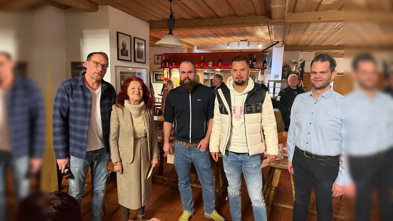 SPD-Ortschef Mario Eichinger, Siegerin Evi Dolp, Zweitplatzierter Daniel Mailler, Dritter Jascha Beck (beide Indersdorf) und SPD-Vize Michael Grimmer (von li). (Foto: Heinz Eichinger)