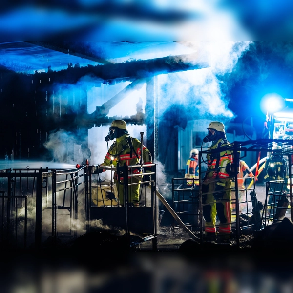 Das Feuer in dem offenen Stall stellte die Feuerwehr vor große Herausforderungen. (Foto: KKreisbrandinspektion Dachau)
