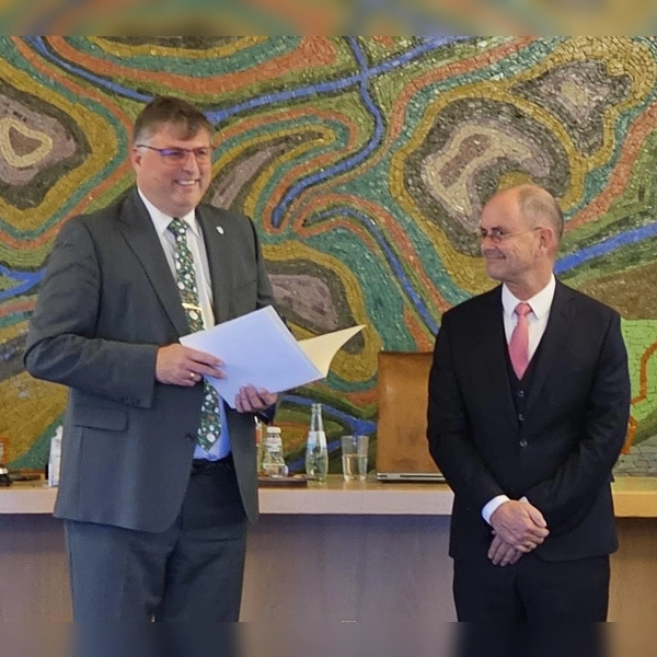 Dr. Thomas König (rechts) und Landrat Stefan Löwl bei der Übergabe der Landkreisverdienstmedaille in Silber. (Foto: Landratsamt Dachau, Katharina Gall)