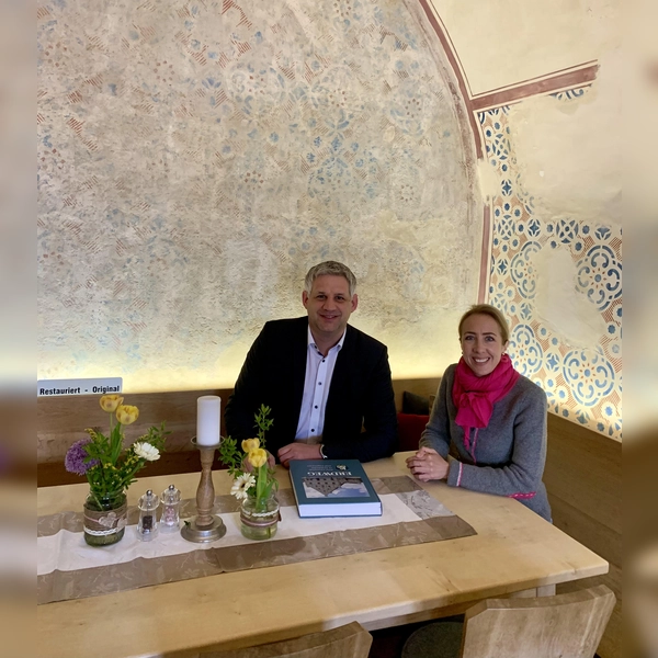 1. Bürgermeister Christian Blatt (li) und Stephanie Burgmaier (re) im Gewölbezimmer. (Foto: Gemeinde Erdweg)