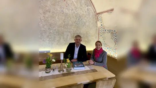 1. Bürgermeister Christian Blatt (li) und Stephanie Burgmaier (re) im Gewölbezimmer. (Foto: Gemeinde Erdweg)