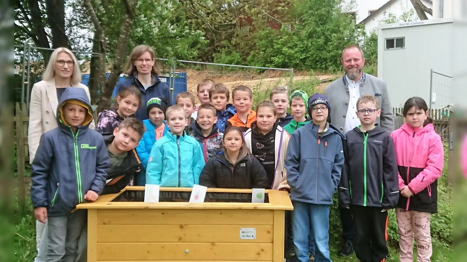 VR-Geschäftstellenleiter Meinl und Kundenberaterin Breitsameter (li) mit Klassleiterin Kossa und den Schülerinnen und Schülern der Klasse 2b. (Foto: VR-Bank)