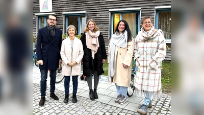 Dennis Behrendt mit Lisa Zimprich, Larissa Förster, Antonia Berktold und Jutta Seyfferth (von li) vor der Zwergerlstube an der Sesamstraße. (Foto: BRK Dachau)