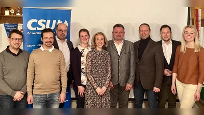 Die neue CSU Ortsvorstandsschaft mit dem neuen Ortsvorsitzenden Siegfried Nefzger (6. von li). (Foto: CSU Vierkirchen)