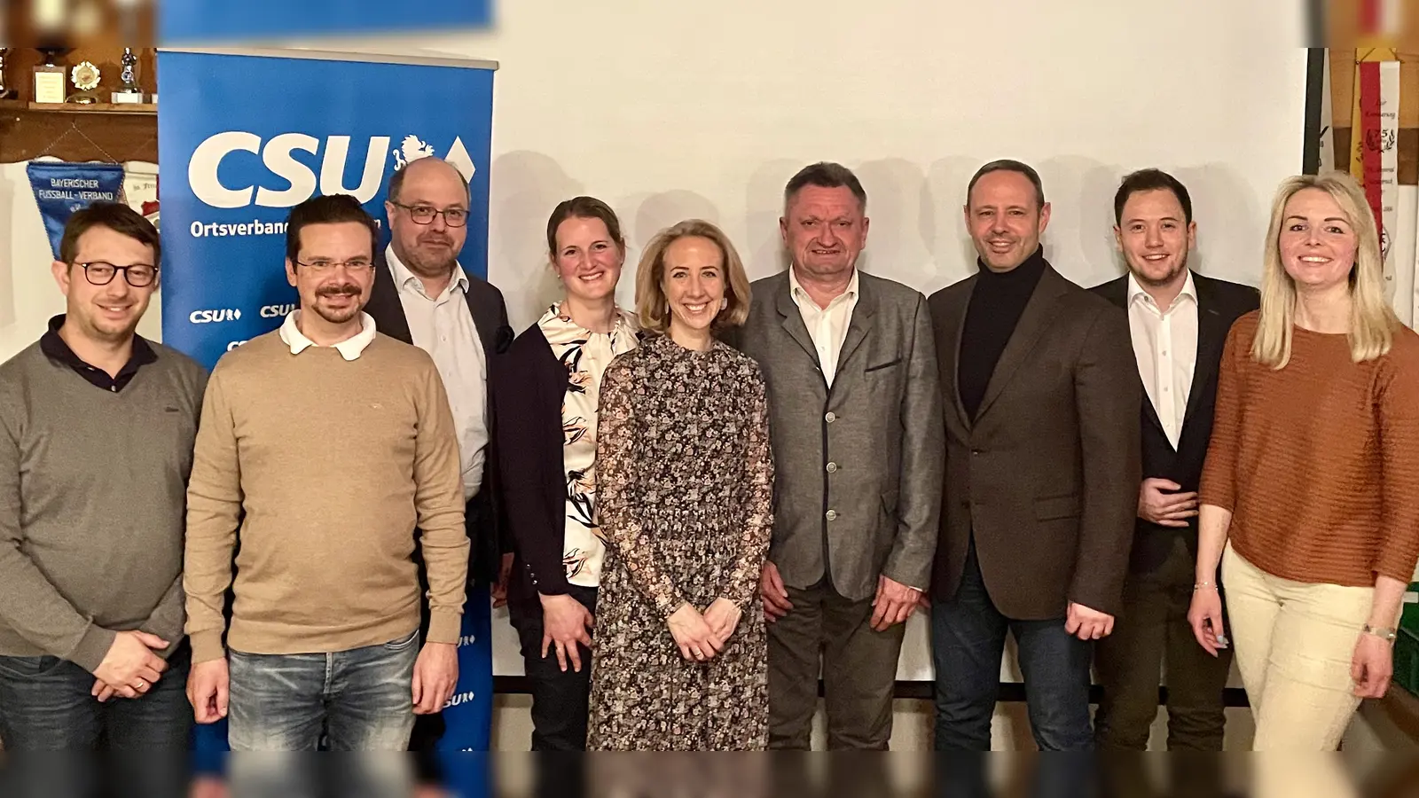 Die neue CSU Ortsvorstandsschaft mit dem neuen Ortsvorsitzenden Siegfried Nefzger (6. von li). (Foto: CSU Vierkirchen)