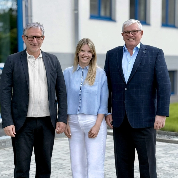 Das Führungs-Trio der Familie Ellinger (v.r.): Gerhard Ellinger (Managing Director), Julia Deobald (Chief Operating Officer), Jürgen Ellinger (Managing Director Purchase).<br>  (Foto: ECOM)
