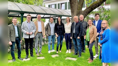 Im Pflegeheim Wollomoos unter anderem Nina Fuchs, Stephanie Burgmaier und Bezirkstagspräsident Josef Mederer (Mitte). (Foto: CSU)