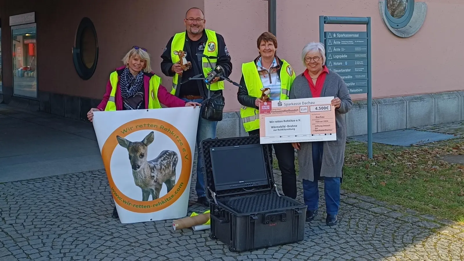 Im Einsatz für die Kitze (von links): Christina Nissen, Helge Schwander, Martina Zander vom Verein „Wir retten Rehkitze e.V.“ und Dagmar Krumpach vom Stifterforum Dachau. (Foto: Sparkasse Dachau)