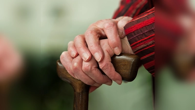 Ehrenamtliche Helfer gegen die Alterseinsamkeit werden von der Caritas gesucht. Sie begleiten Senioren zu Kultur- oder Sportveranstaltungen.  (Foto: Erwin Wodicka - Colourbox.com)