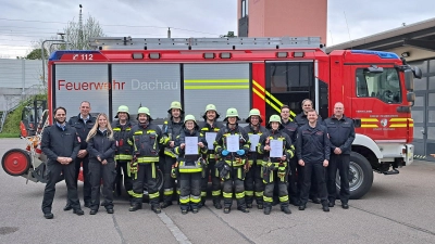 Einen schriftlichen Test und eine Einsatzübung absolvierten die sechs frisch gebackenen Truppführerinnen und Truppführer. (Foto: FF Dachau)