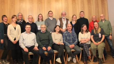 Stehend von links: Rita Lehmann, Veronika Kürzinger, Christine Stadler, Reinhard Stadler, Julia Grasmeier, Peter Schneider-Doll, Martin Heimerl, Regina Stranninger, Michael Lankes, Elmar Streifinger, Gerhard Seemüller;<br>sitzend von links: Florian Socher, Hans Wessner, Susanne Seemüller, Florian Conrad, Doris Schwarz, Franziska Wörz. (Foto: Wählergruppe Um(welt)denken)