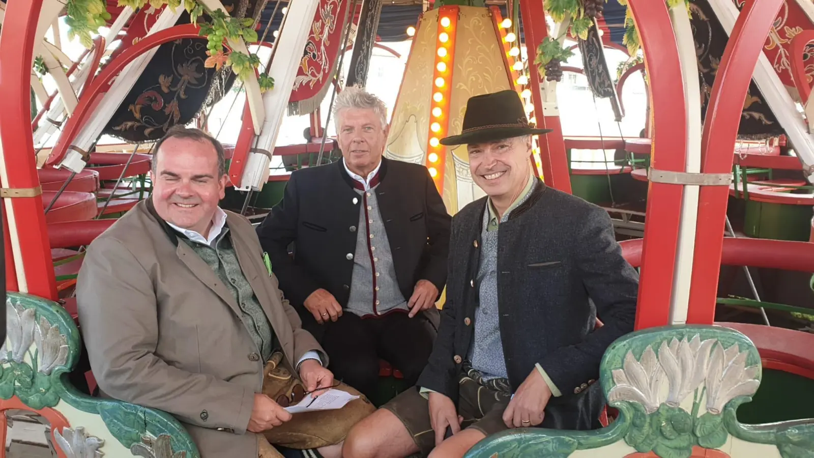 Wirtschaftsreferent und Wiesn-Chef Clemens Baumgärtner, OB Dieter Reiter und Krinoline-Besitzer Matthias Niederländer freuen sich über die erste Krinolinefahrt auf dem Oktoberfest. (Foto: Robert Bösl)