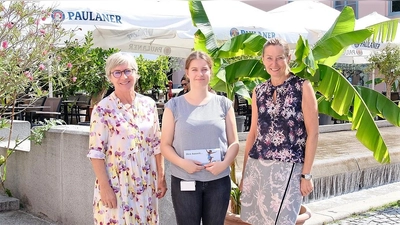 Claudia Panten (li) und Sabrina Steinau (re) übergeben Sina Donnert den Gutschein. (Foto: Sparkasse Dachau)