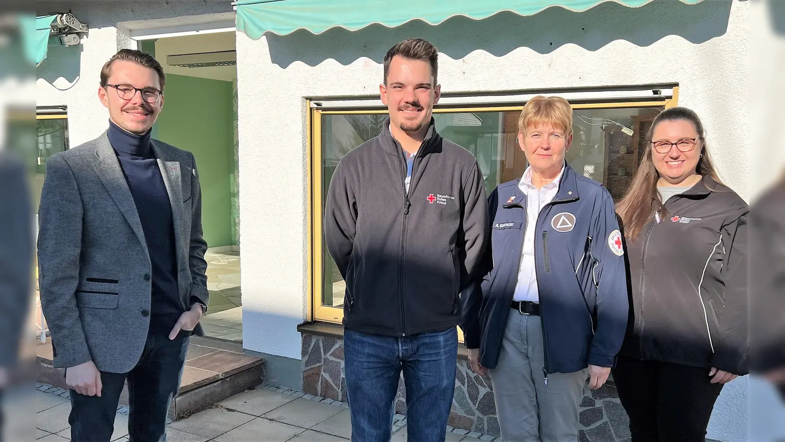 Dennis Behrendt, Adrian Best, Angelika Gumowski und Bettina Kugler (von li)vor dem neuen RotKreuzShop in Odelzhausen. (Foto: BRK)