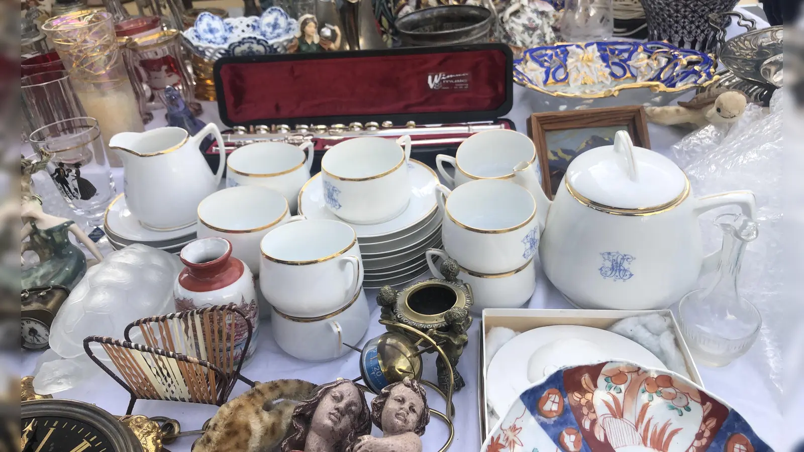 Wer alte und neue Schätze finden will, sollte den Flohmarkt in Moosburg besuchen. (Foto: hw)