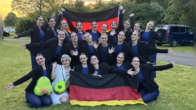 Haben eine erfolgreiche Europameisterschaft in der Hauptklasse-Charakter getanzt: Die „Entertaining Diamonds“ des 1. Karlsfelder Jugend-Tanz-Sport-Clubs e.V. (JTSC). (Foto: JTSC)