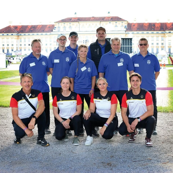 Das Trainerteam des TSV Dachau zusammen mit BSSB Landeskader-Trainer Steffan Schäffer und Schützen des Nationalkaders mit Bundestrainer Oliver Haidn. (Foto: TSV Dachau)