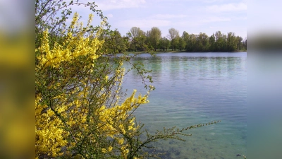 Die Wasserwacht bittet darum am Karlsfelder See keine Kleidungsstücke oder Badeutensilien liegen zu lassen. Diese könnten eine Vermisstensuche auslösen. (Foto: Archiv)