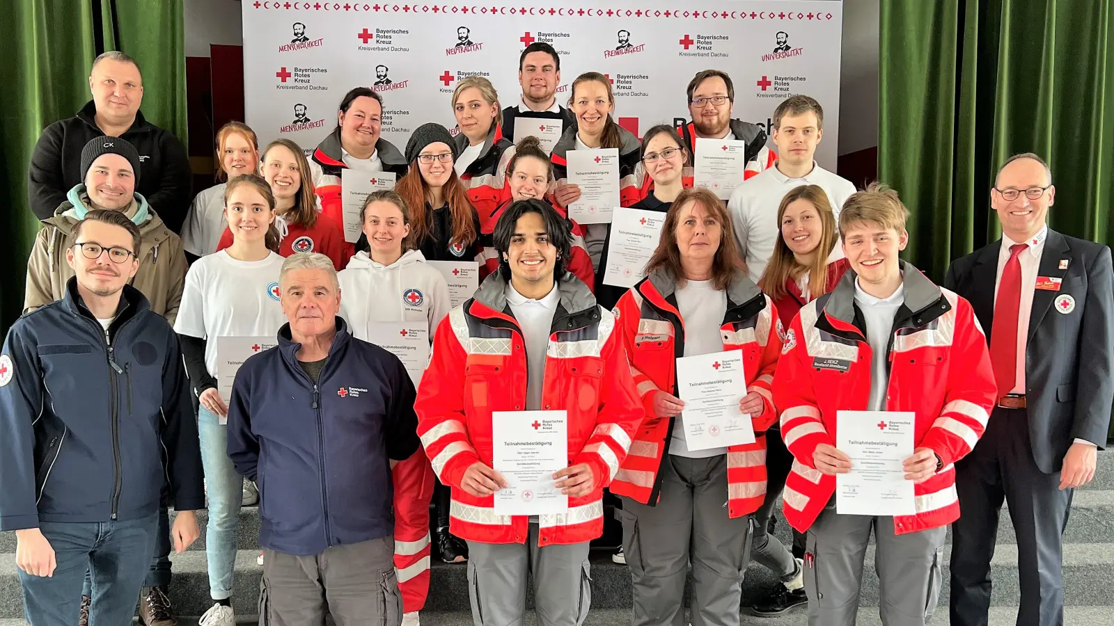 Die neuen Sanitäterinnen und Sanitäter mit Ihren Ausbildern und Dennis Behrendt (vorne li) und Bernhard Seidenath (re). (Foto: BRK Dachau)