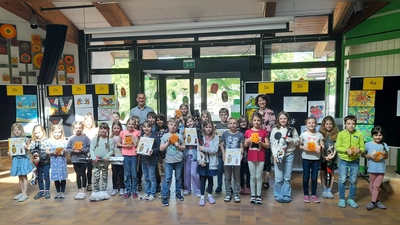 Preisverleihung mit VR-Geschäftsstellenleiter Florian Axtner und seiner Kollegin Pamela Irmler (re).  (Foto: VR-Bank)