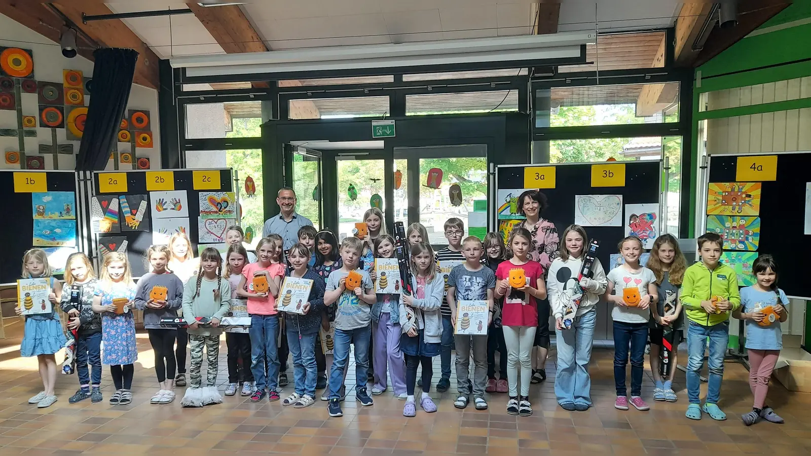 Preisverleihung mit VR-Geschäftsstellenleiter Florian Axtner und seiner Kollegin Pamela Irmler (re).  (Foto: VR-Bank)