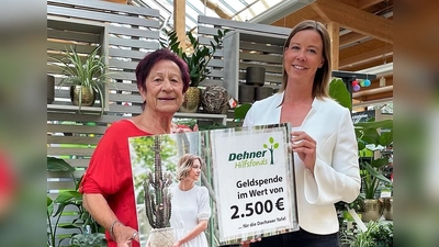 Dehner-Marktleiterin Ricarda Kemmann (re) übergibt die Spende an Tafelleiterin Edda Drittenpreis.  (Foto: Dehner)