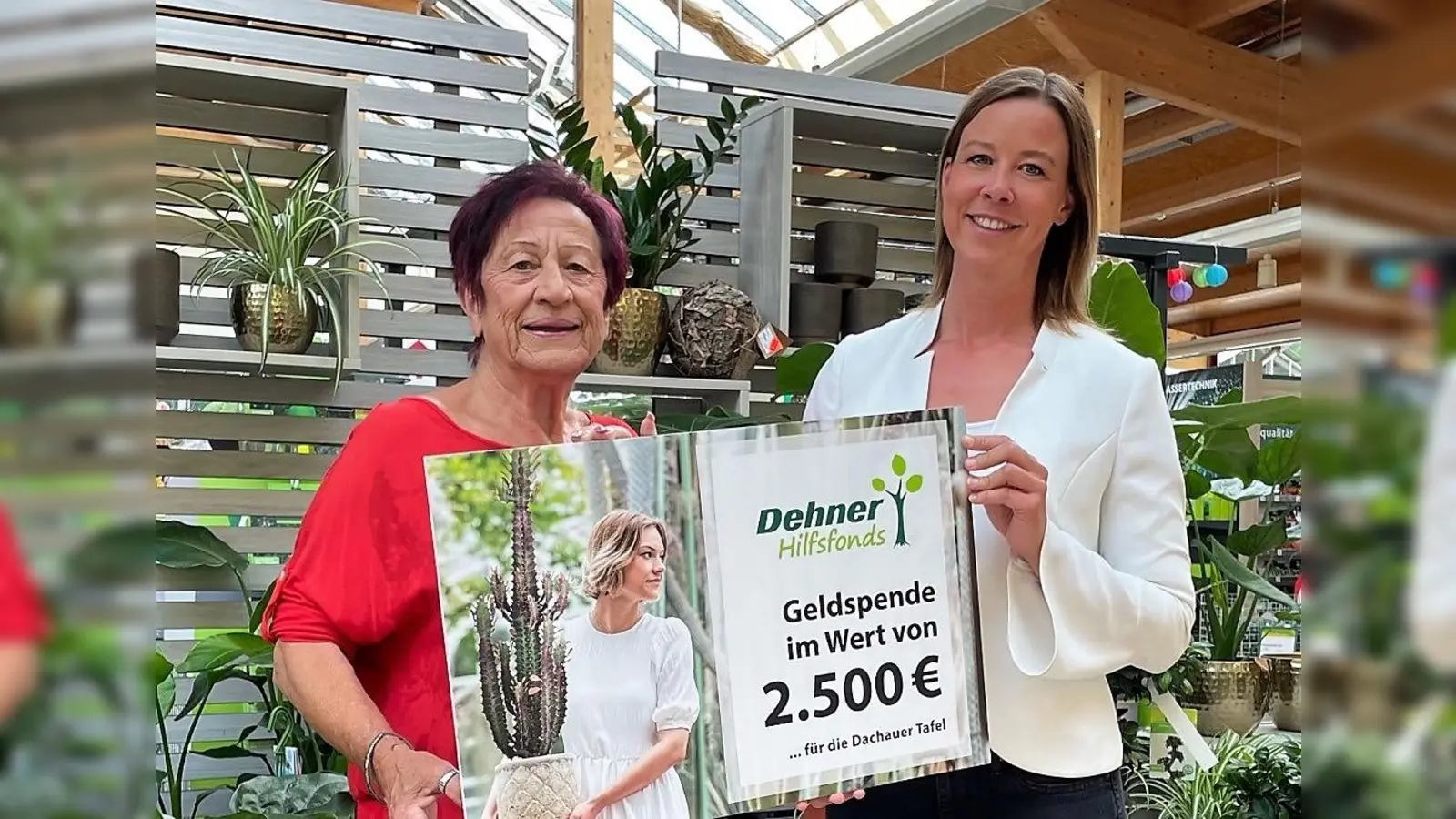Dehner-Marktleiterin Ricarda Kemmann (re) übergibt die Spende an Tafelleiterin Edda Drittenpreis.  (Foto: Dehner)