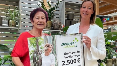 Dehner-Marktleiterin Ricarda Kemmann (re) übergibt die Spende an Tafelleiterin Edda Drittenpreis.  (Foto: Dehner)