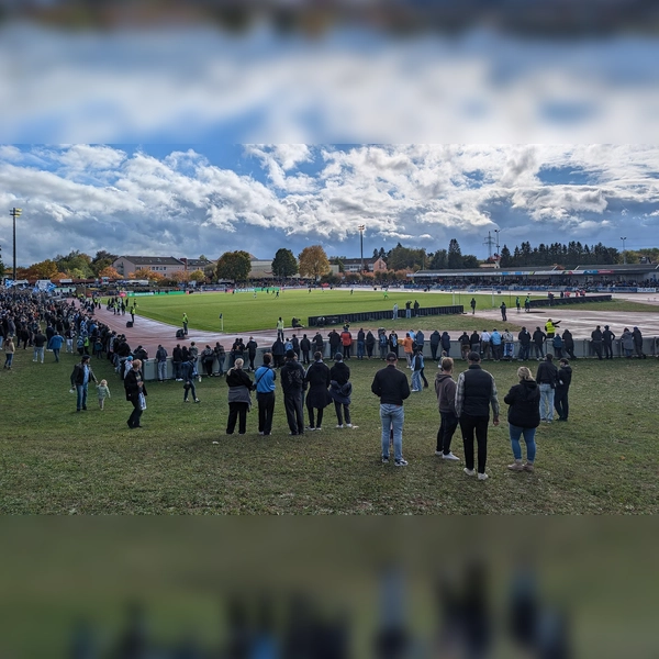 Vöhlinstadion Illertissen: weitläufiges Fußballstadion mit Leichtathletikanlage. (Foto: M. Forster)