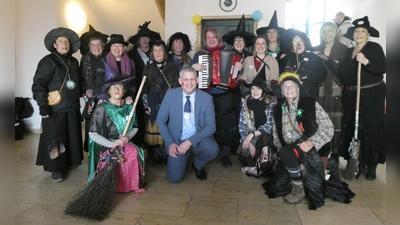 Bürgermeister Christian Blatt nach seiner Verjüngungskur, die ihm die Hexen spendiert haben.  (Foto: Gemeinde Erdweg)