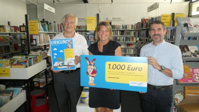 Bei der Übergabe (von li): 2. Bürgermeister Otmar Parsche, Büchereileiterin Marion Leitmeir und Josef Bestle von der Bayernwerk Netz GmbH. (Foto: Gemeinde Erdweg)