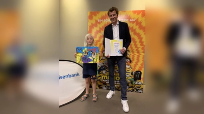 Ein Schulsieger und zusätzlicher Gewinner auf Bundesebene: Sebastian Lindenmüller mit Bankvorstand Klaus Berger. (Foto: VR-Bank Dachau)