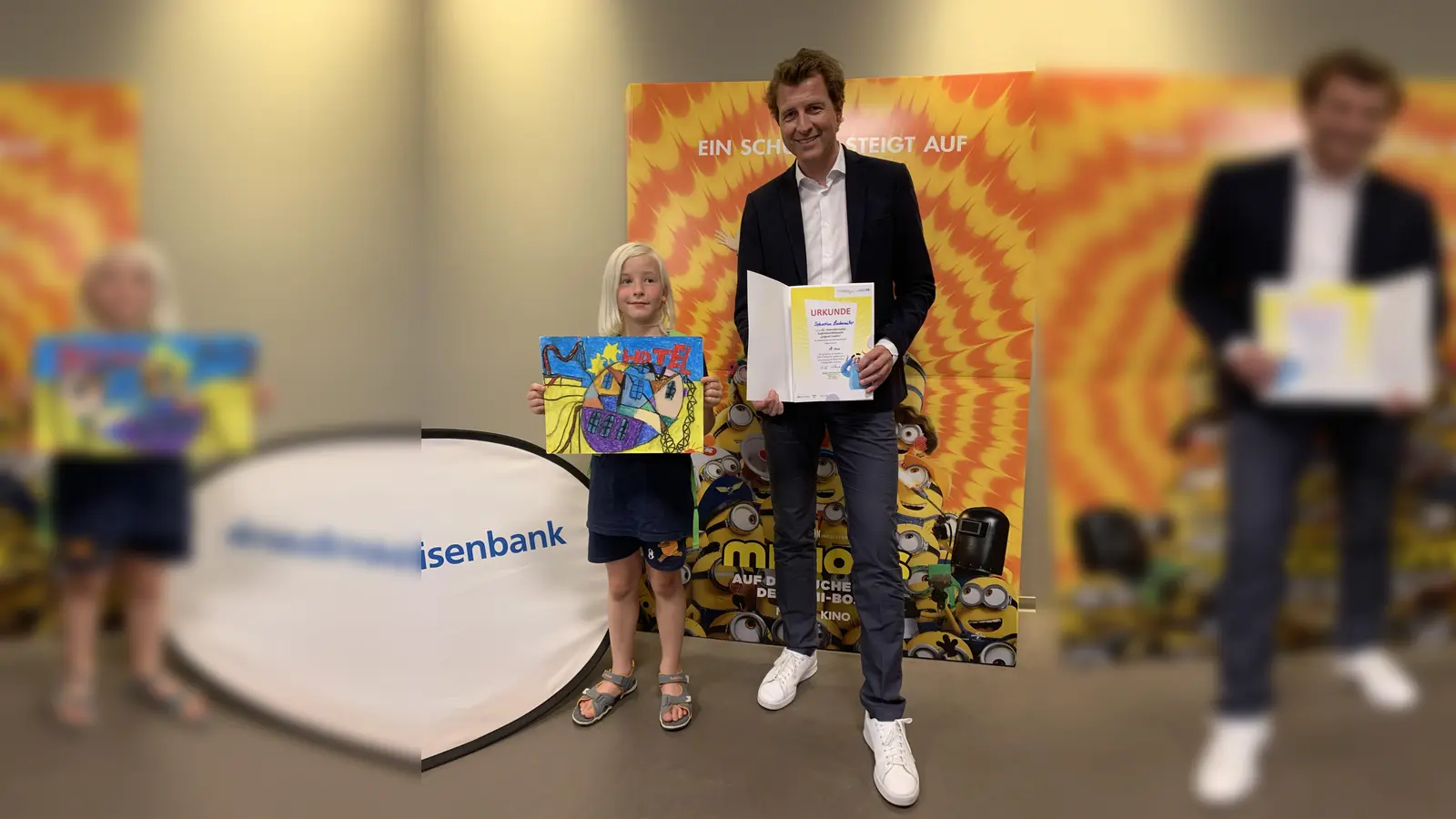 Ein Schulsieger und zusätzlicher Gewinner auf Bundesebene: Sebastian Lindenmüller mit Bankvorstand Klaus Berger. (Foto: VR-Bank Dachau)