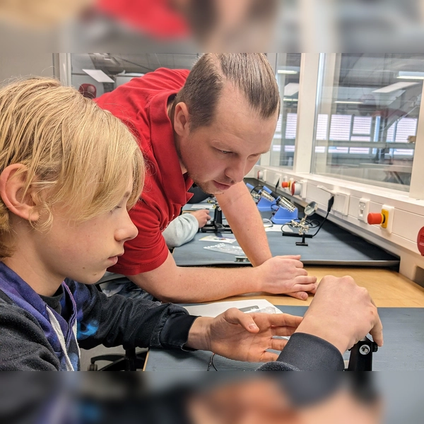 Sven Eibicht, Leitung E-Technik, mit Schüler Alexander während des Lötens an einer Platine. (Foto: Butz & Neumair GmbH Aufzugbau)