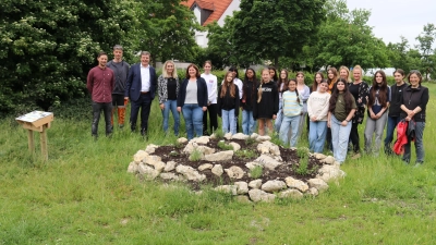 Von links: Stefan Grimm, Umweltbeauftragter der Gemeinde Karlsfeld, Julian Drabnitzke, Bauhof Grünanlagen, Erster Bürgermeister Stefan Kolbe, Annika Baumbach von Dachau AGIL, BarbaraPscherer vom Verein Dachauer Moos e.V., Schülerinnen der Mittelschule Karlsfeld, Lehrerin Doris Maier, Jugendsozialarbeiterin Marina dos Santos Rodrigues und Umweltpädagogin Anke Simon (r.) bei der Einweihung der Infotafeln auf der Blühpakt-Wiese. (Foto: red)