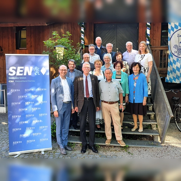 MdL Bernhard Seidenath, Burkhard Haneke, Bernhard Gaigl (v. l., 1. Reihe), Hansjörg Christmann, Elisabeth Leukhart, Elke Habersetzer, Maria Kreitmair (v. l., 2. Reihe), Hans Hirth, Martina Thurow, Elsa Bergschneider (v. l., 3 Reihe), Karl-Heinz Bruchmann, Joachim Hampe, Wolfgang Hampe, Jürgen Schindler, Ramona Fruhner (v.l., 4. Reihe). (Foto: Senioren-Union Dachau)