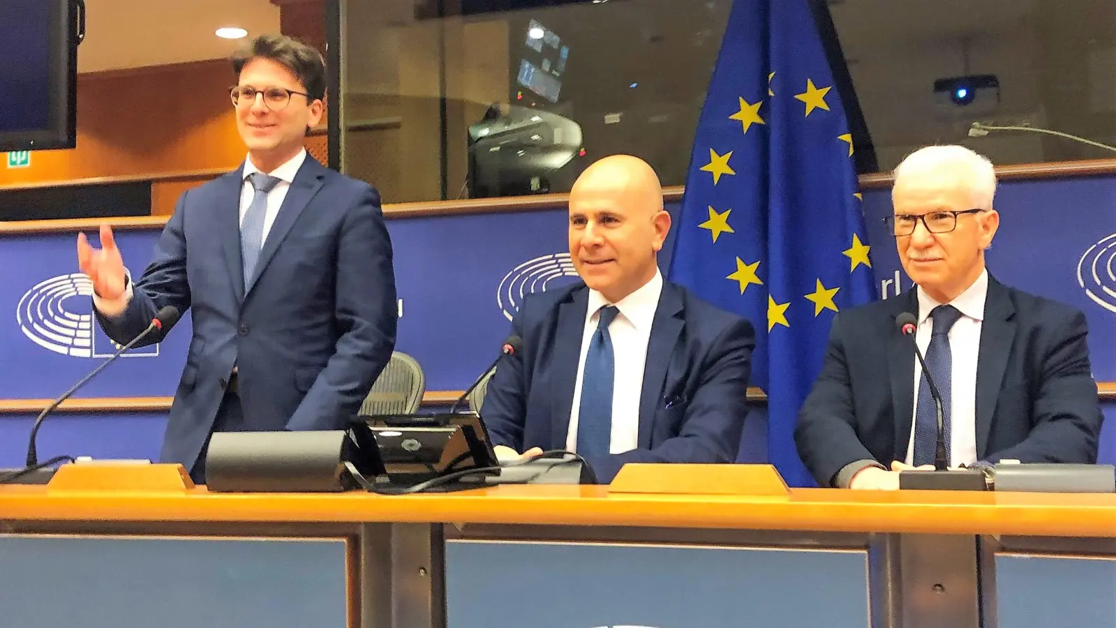 OB Florian Hartmann war auf Einladung des italienischen EU-Abgeordneten Salvatore de Meo gemeinsam mit Fondis Bürgermeister Beniamino Maschietto (von li) zu Gast im EU-Parlament. (Foto: Stadt Dachau)